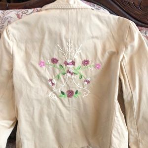 Light jacket with embroidered flowers detail